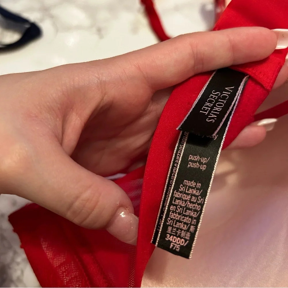 Victoria’s Secret Red Lace Push Up Bra - Picture 8 of 9